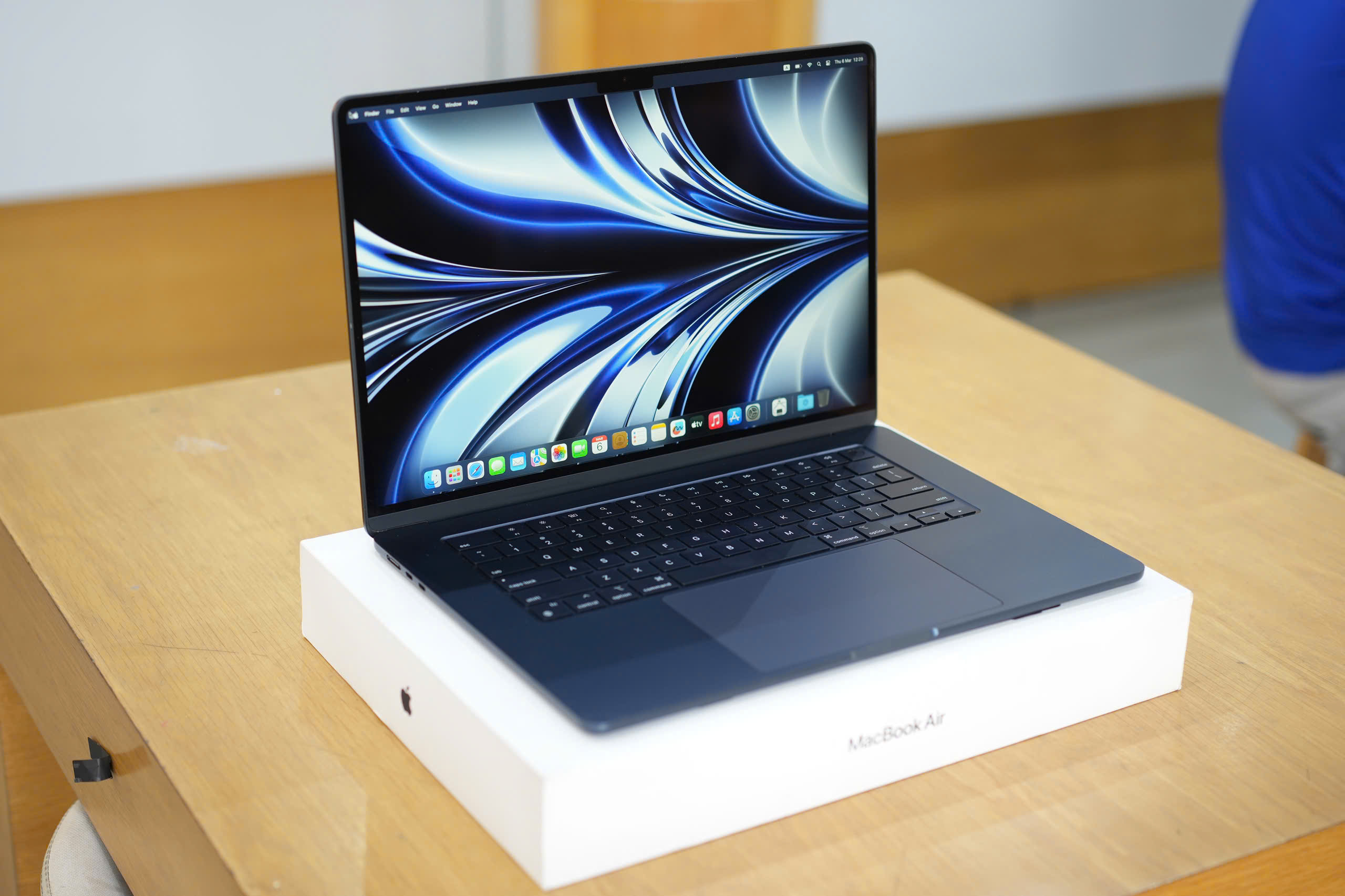A5115超美品 MacBook Air 15inch M3 8GB 512GB 15-inch MacBook Air: Apple M3 chip with 8‑core CPU and 10